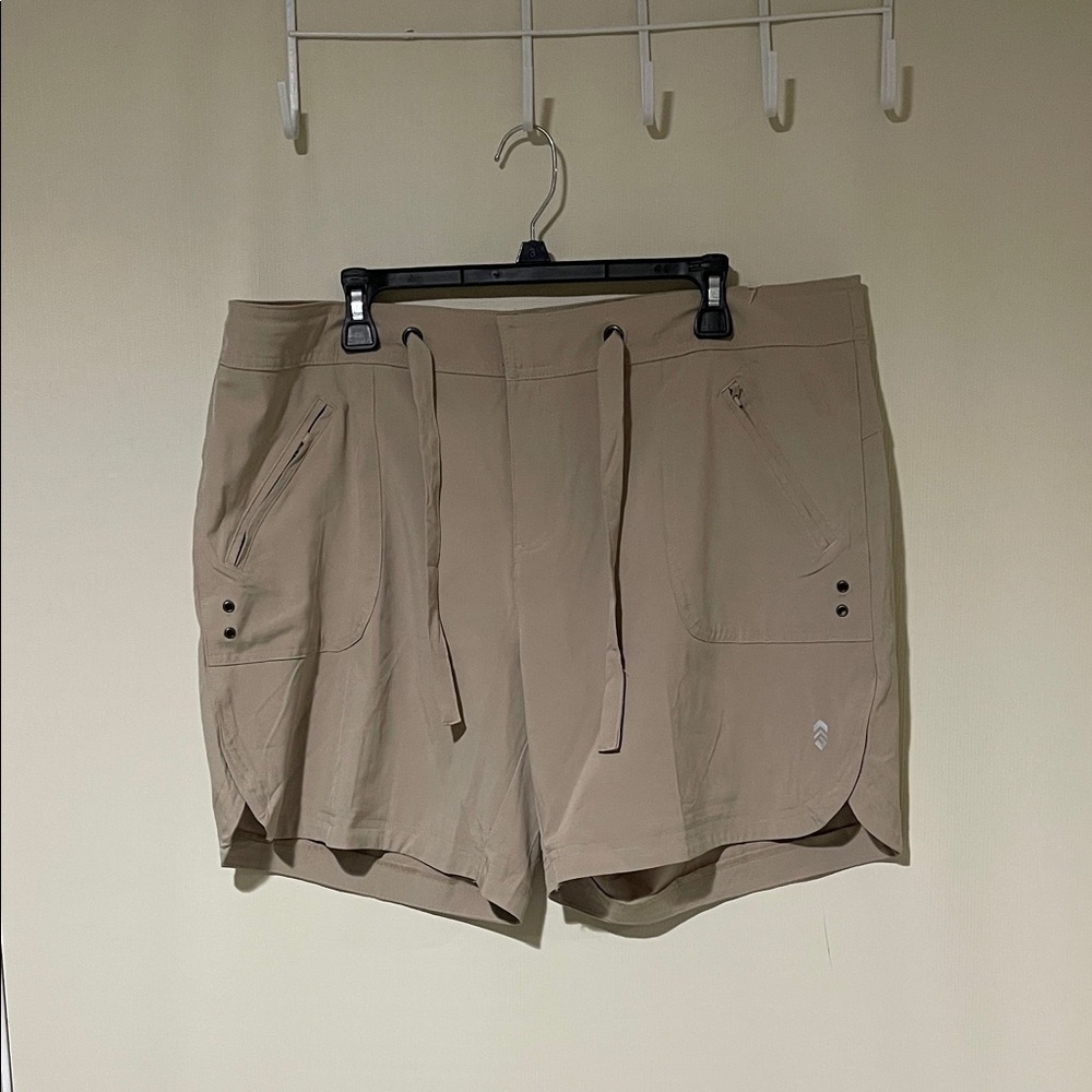 NWOT Free Country Women's Tan Cargo Shorts Size XXL/ 18